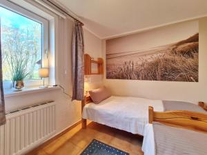 a bedroom with a bed and a window at LandGang in Vadersdorf