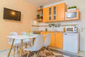 una cucina con tavolo bianco ed elettrodomestici bianchi di Apartments Dubravka a Trogir
