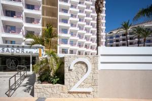 un edificio con un número delante en Ambassador Playa II en Benidorm