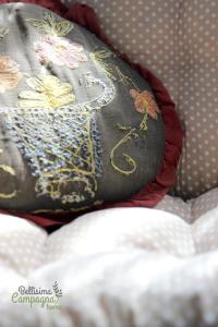 una almohada con una foto de una mujer en ella en Bellisima Campagna Home pelekapina -chania crete en La Canea