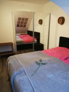 ザンクト・ヴェンデルにあるCharmante Wohnung im Stadtkern, St Wendelのベッド2台と鏡が備わる客室です。