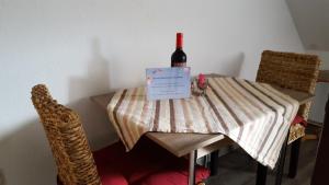 una mesa de comedor con una botella de vino. en Charmante Wohnung im Stadtkern, St Wendel, en Sankt Wendel