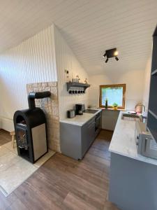 een grote keuken met een fornuis in een kamer bij Luxus Ferienhaus, direkt am Wald, Terrasse&Garten, Grill, ruhige Lage, WLAN, Wandern, in Wienrode