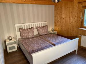 Un pat sau paturi într-o cameră la Luxus Ferienhaus, direkt am Wald, Terrasse&Garten, Grill, ruhige Lage, WLAN, Wandern,
