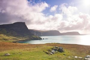 凱利金的住宿－Isle of Skye Guest House，一大片水体,背景是群山