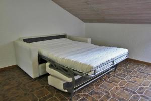 una cama de hospital en una esquina de una habitación en Ferienwohnung am Harz, en Seesen