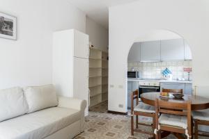 a living room with a white couch and a table at Il Piccolo Gigante in Monterosso al Mare