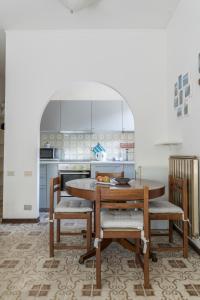 a kitchen with a wooden table and chairs at Il Piccolo Gigante in Monterosso al Mare