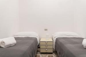 two beds sitting next to each other in a room at Il Piccolo Gigante in Monterosso al Mare +6 photos