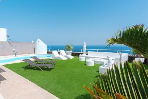 Bazén v ubytování VILLA LUXURY VISTA DE MAR nebo v jeho okolí