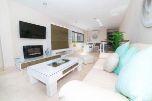 TV a/nebo společenská místnost v ubytování VILLA LUXURY VISTA DE MAR