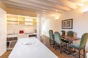uma cozinha e sala de jantar com mesa e cadeiras em Residenza San Leonardo em Veneza