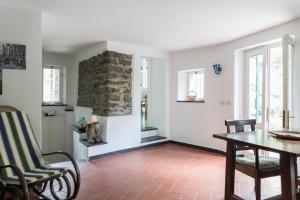a dining room with a table and chairs at Villa Smith in Vernazza