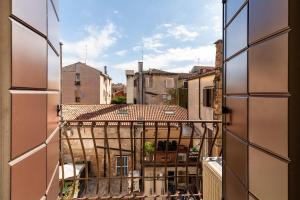 uma vista da janela de um apartamento em Residenza San Leonardo em Veneza