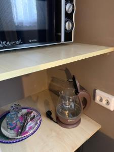 encimera de cocina con microondas y bandeja de té en Mini-Hotel Comfort, en Suoyarvi