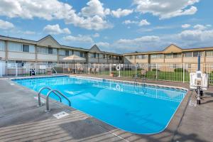 Swimming pool sa o malapit sa Quality Inn & Suites Vestal Binghamton near University