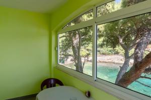 Zimmer mit einem Fenster und Poolblick in der Unterkunft Seafront Apartments Olivera in Blato