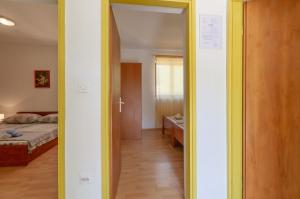 Posteľ alebo postele v izbe v ubytovaní Seafront Apartments Olivera