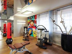 un gimnasio con equipamiento de ejercicio en una habitación en Pullman Toulouse Centre Ramblas, en Toulouse