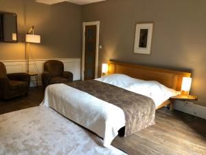 Rúm í herbergi á manoir de botcol