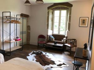 Rúm í herbergi á manoir de botcol