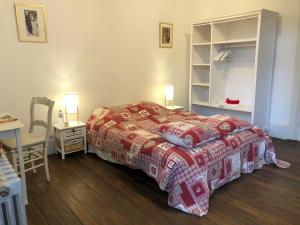 Rúm í herbergi á manoir de botcol