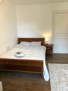 Rúm í herbergi á manoir de botcol