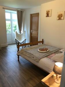 Rúm í herbergi á manoir de botcol