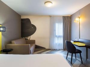 Rúm í herbergi á Ibis Styles Nice Centre Port