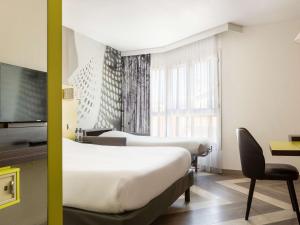 Rúm í herbergi á Ibis Styles Nice Centre Port