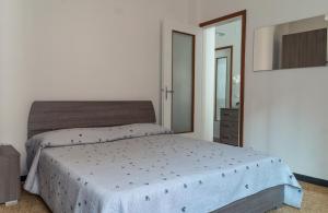 een slaapkamer met een groot bed en een spiegel bij Il Mare fra gli Ulivi in Monterosso al Mare
