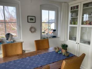 - une salle à manger avec une table et des chaises en bois dans l'établissement Hamburger Str 8 I - Wohnung "Bentje", à Grömitz
