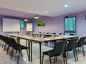 una gran sala de conferencias con una mesa larga y sillas en ibis budget Chilly-Mazarin Les Champarts, en Chilly-Mazarin