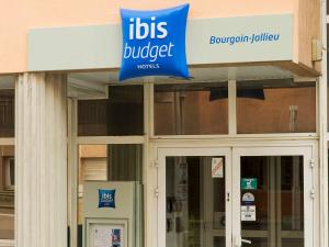 a sign on the front of a building at Ibis Budget Bourgoin Jallieu Centre in Bourgoin