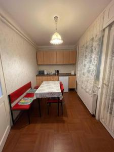 オロシュハーザにあるKörmendi Apartmanのキッチン(テーブル、椅子2脚、テーブル、テーブル付)