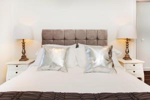 A bed or beds in a room at City Stay Apartments - Centro 