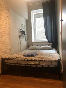 1 dormitorio con 1 cama y ventana en apartament Śródmieście 1 sypialnia oraz 1 salon en Wałbrzych