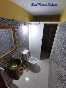 y baño con aseo y ducha. en Riad Fennec Sahara, en Zagora