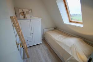 GrödersbyにあるFeWo Dünungの小さなベッドルーム(ベッド1台、窓付)