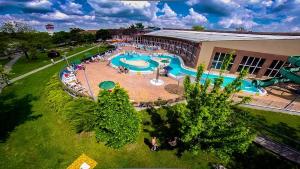 an overhead view of a swimming pool in front of a building at Körmendi Apartman in Orosháza
