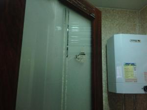 eine Glastür mit einem Kühlschrank in einem Zimmer in der Unterkunft C U Again Hostel in Hongkong