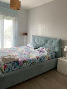 1 Schlafzimmer mit einem Bett mit Blumendecke in der Unterkunft Tres joli in Rom