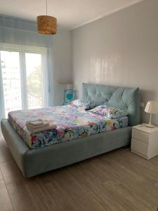 una camera con letto con testata blu di Tres joli a Roma