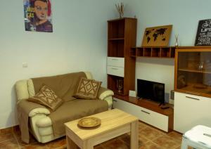 a living room with a couch and a tv at Apartamento Ene one in Cartagena