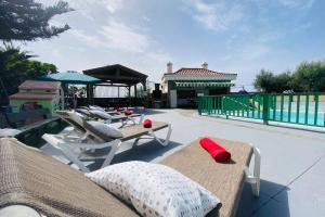 בריכת השחייה שנמצאת ב-2 Apartments with private pool at Villa Diaz Aleman או באזור