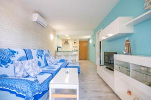 sala de estar con sofá azul y blanco en Salou-Piscina-Playa Port Aventura1, en Salou 31 fotos más