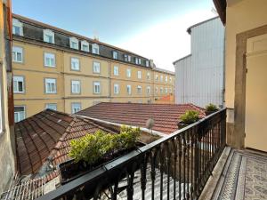 d'un balcon avec des plantes. dans l'établissement Formosa Apartments, à Porto