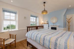En eller flere senge i et værelse på Robin Hood's Bay Coastguard's Cottage with a View