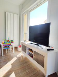 een woonkamer met een flatscreen-tv op een tafel bij LA CASITA DEL NORTE in Marrón