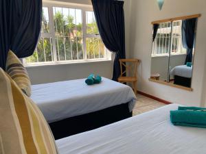 En eller flere senge i et værelse på Villa V